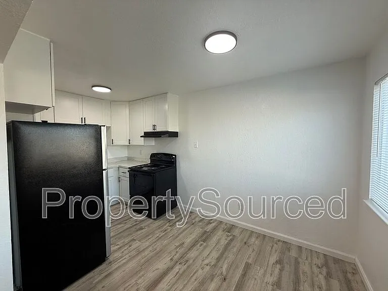 911 H St #2 — Photo 12