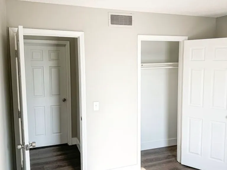 425 Castle Dr — Photo 5