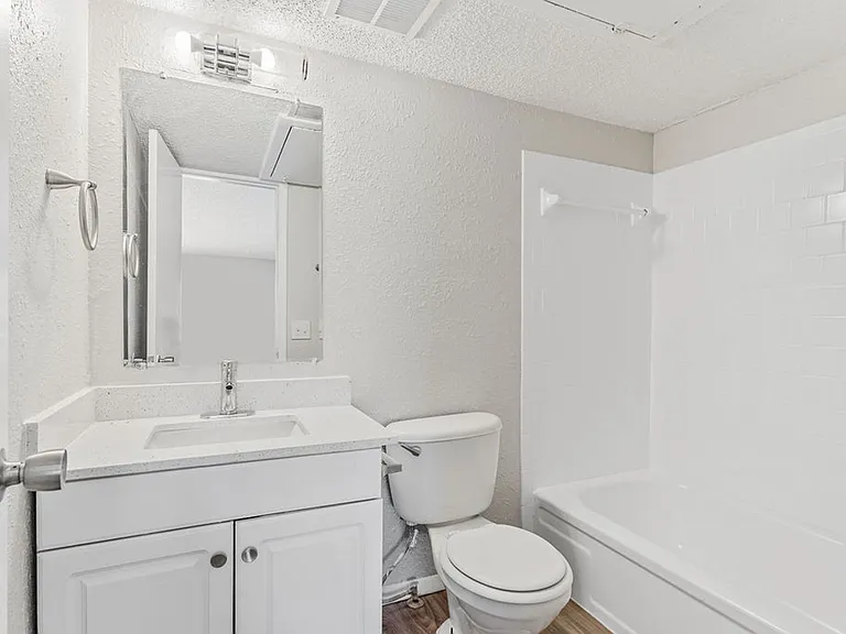 401 NW 24th St — Photo 8