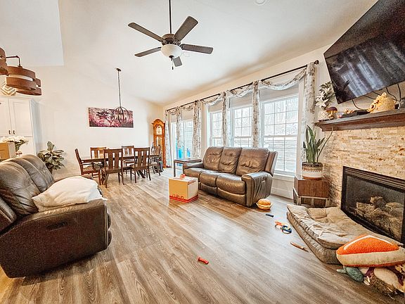 2nd image of 87 Hillsdale Commons Dr