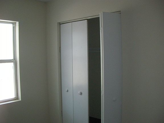 4th image of 518 Brown St