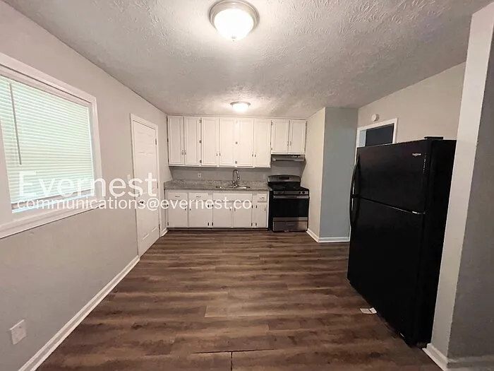 4435 Lincolndale Dr — Photo 3