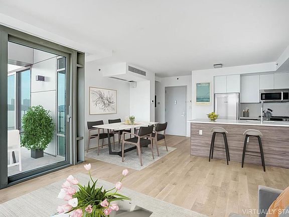2nd image of 40 Pinehurst Ave #Penthouse 7a