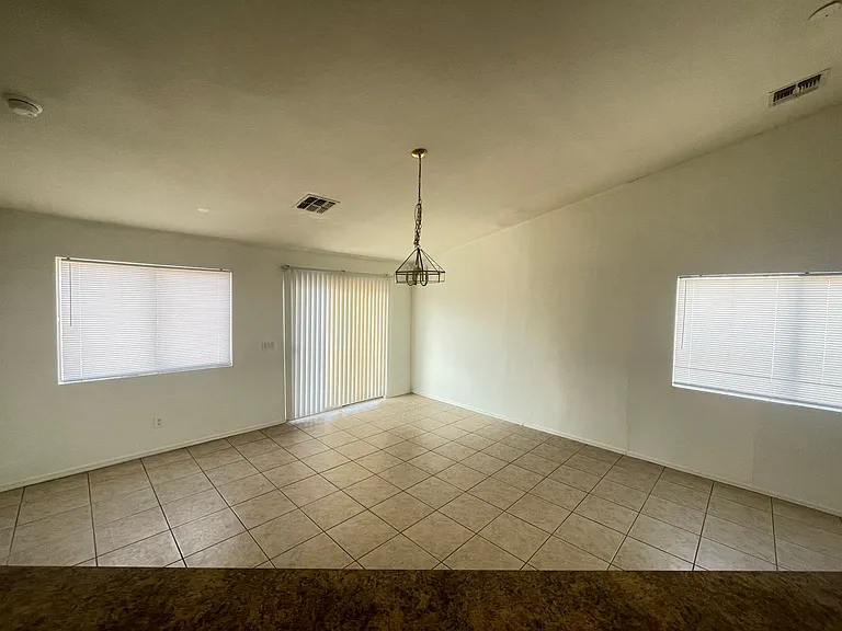 915 W Bowker St — Photo 7