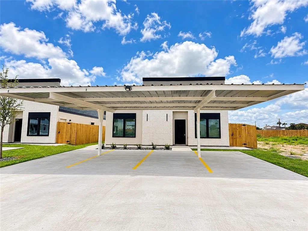 3 bed, 2.0 bath, 2200 sqft, $1,400 — Photo 1