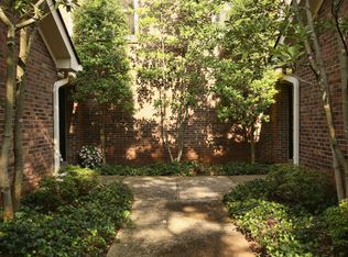 1215 Navajo Ct, Indian Hills, KY 40207