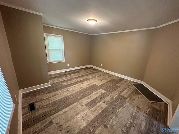 5th image of 511 Oshaughnessy Ave NE