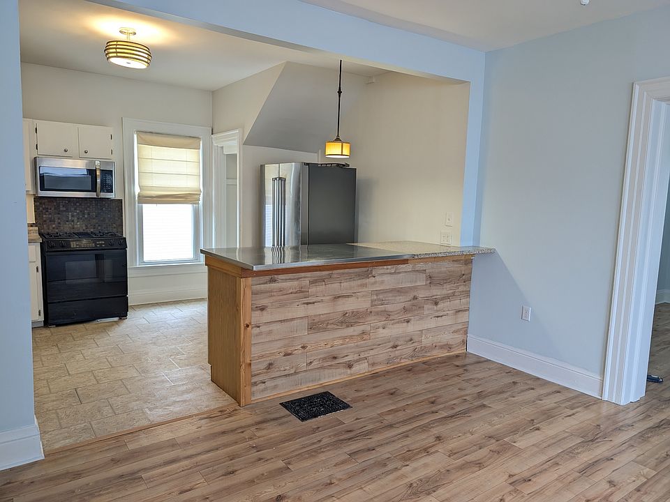 Kitchen dining area
