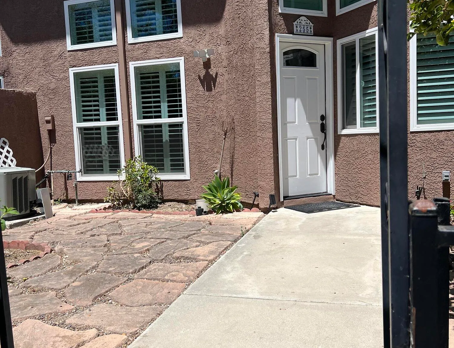 3 bed, 2.5 bath, 1954 sqft, $3,950 — Photo 2