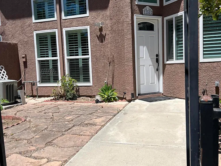 255 N Skyline Dr — Photo 1