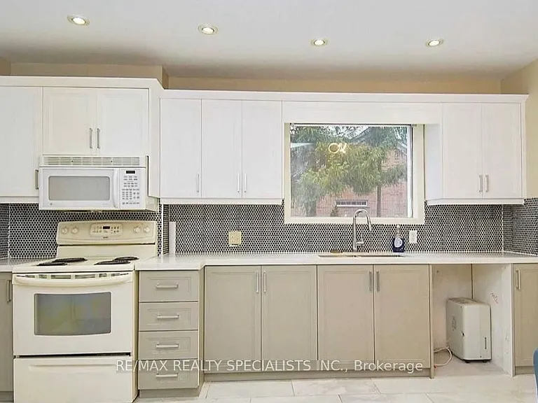 1395 Lorne Park Rd — Photo 8