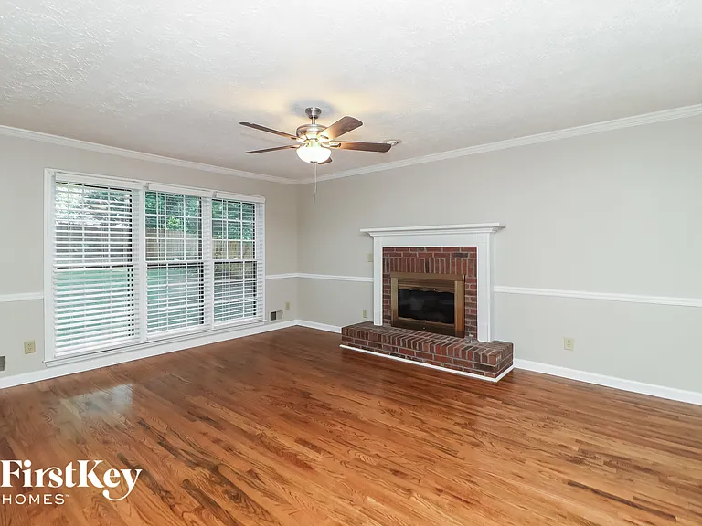 205 Timber Oak Cv — Photo 3