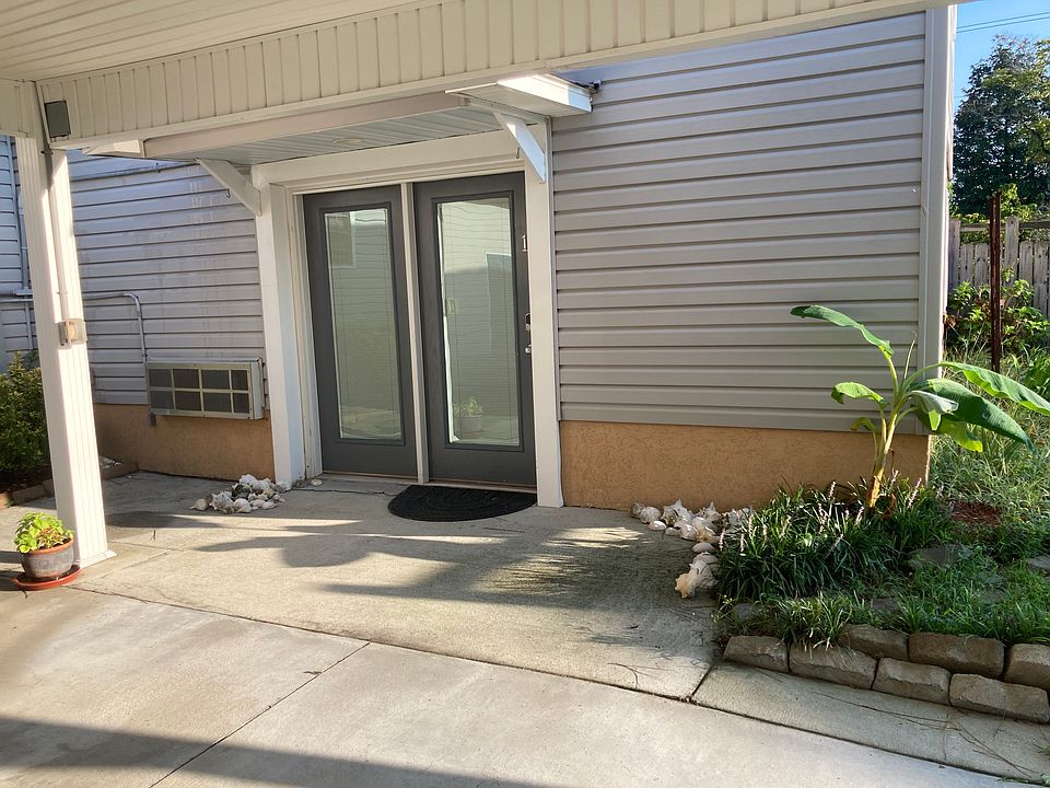 Entrance with in-door privacy blinds