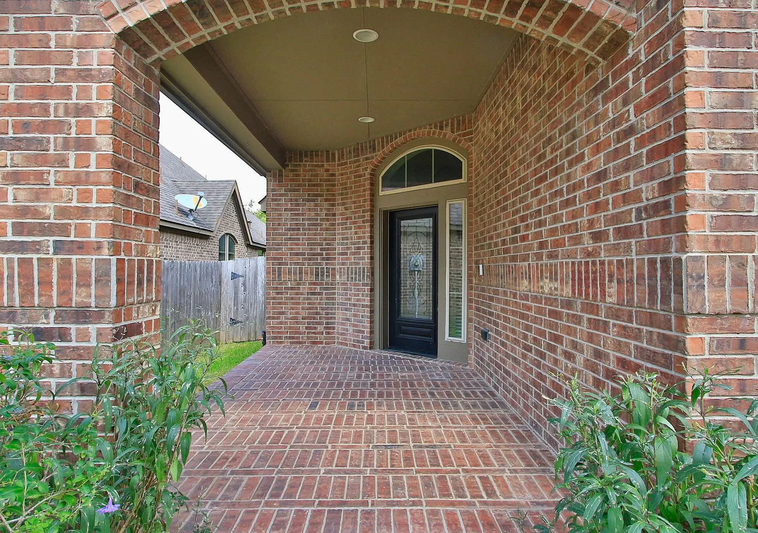 For Home for Lease in Fort Bend - 4 Bed, 3 Bath | 2,809 Sq Ft | The Reserve at Brazos Town Center... — Photo 3