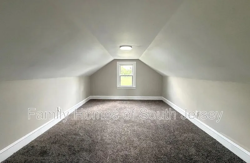 3 bed, 1.0 bath, 936 sqft, $2,000 — Photo 2