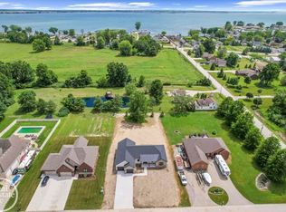 8439 Swan Ct, Fair Haven, MI 48023