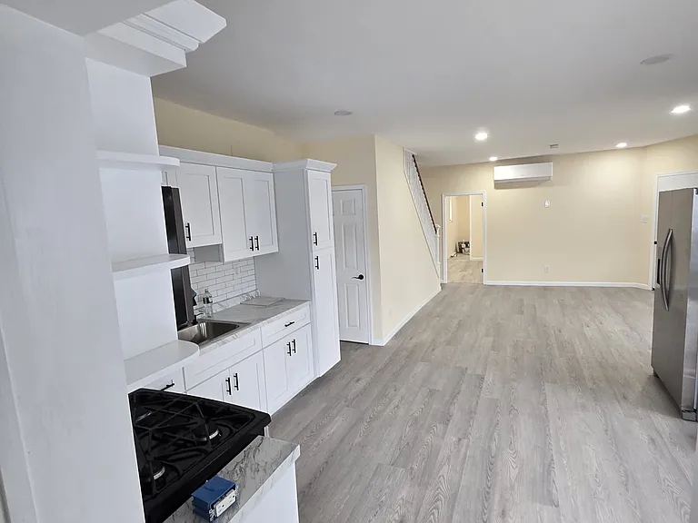 338 E Main St — Photo 8