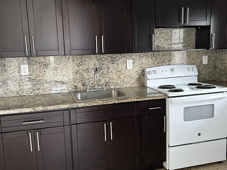 575 SW 57th Ave #3 — Photo 1
