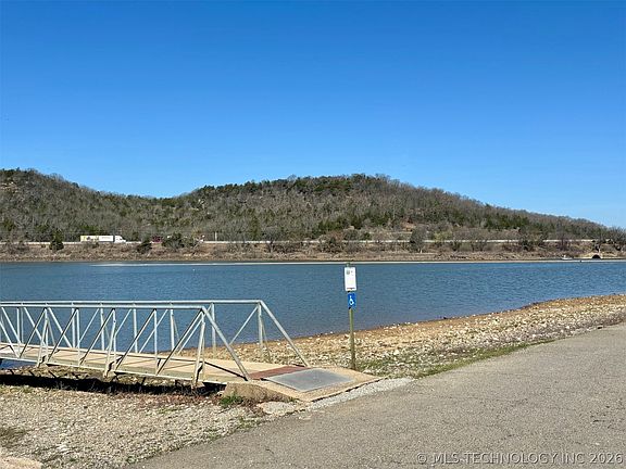 4th image of 723 4th St