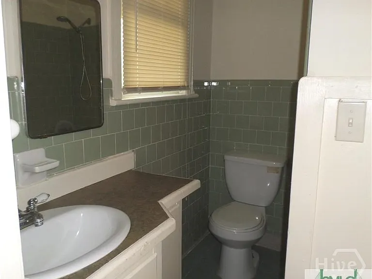 2302 E 40th St #B — Photo 7