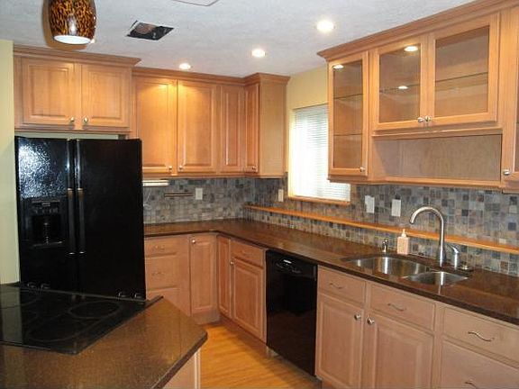 3rd image of 17 Oakridge Dr