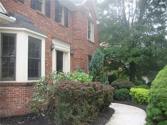 4th image of 1215 Country Oak Dr
