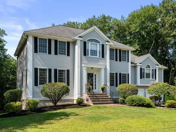 4 Green Meadow Dr, Lynnfield, MA 01940