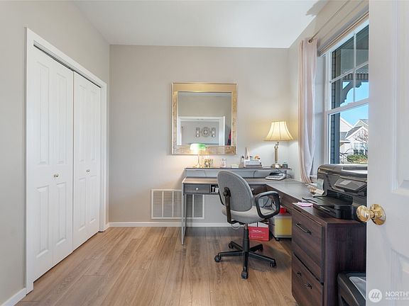 4th image of 801 SE Larkspur Place