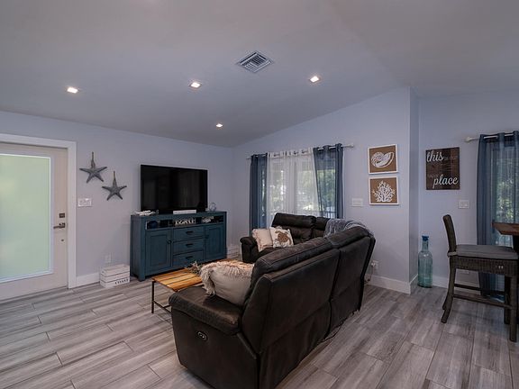 3rd image of 146 Fontaine Dr
