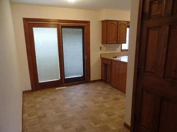 4th image of 1396 Dawn Ave