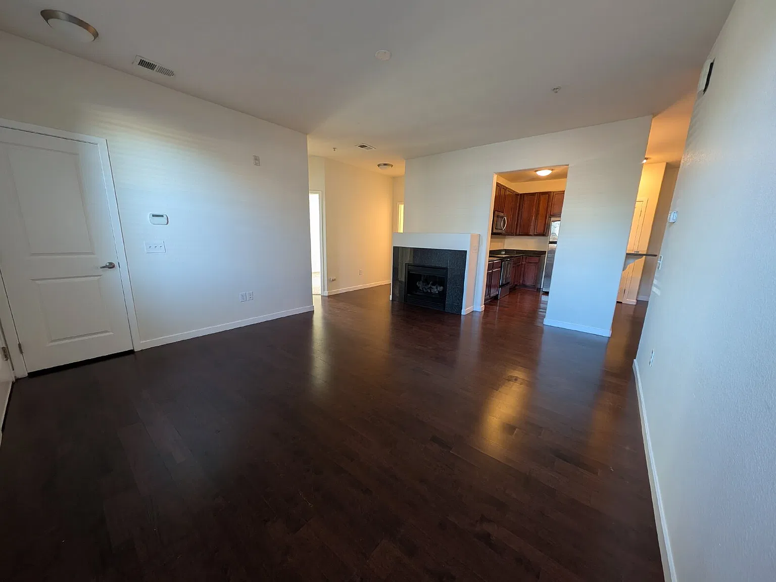 3 bed, 2.0 bath, 1176 sqft, $2,100 — Photo 3