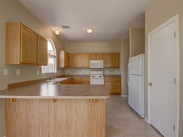 3 bed, 2.5 bath, 2025 sqft, $2,195 — Photo 4
