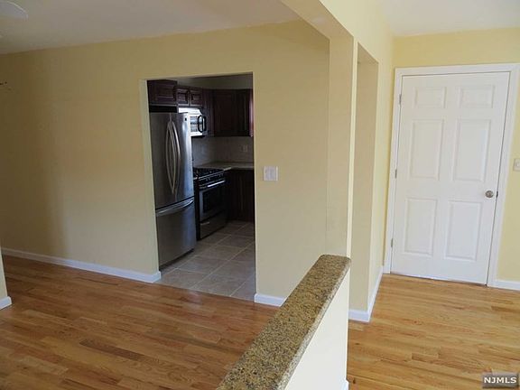 4th image of 515 New York Ave #1