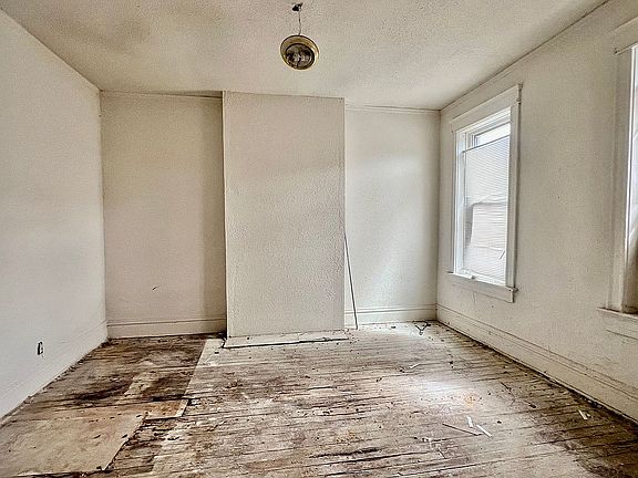 5th image of 4011 Palm St