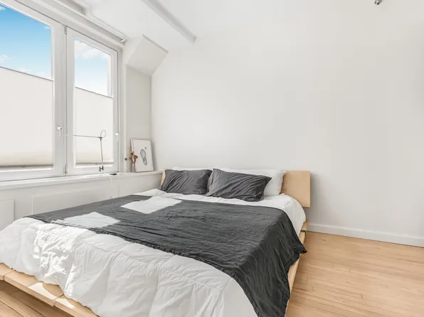 497 Pacific Street image 16 of 23