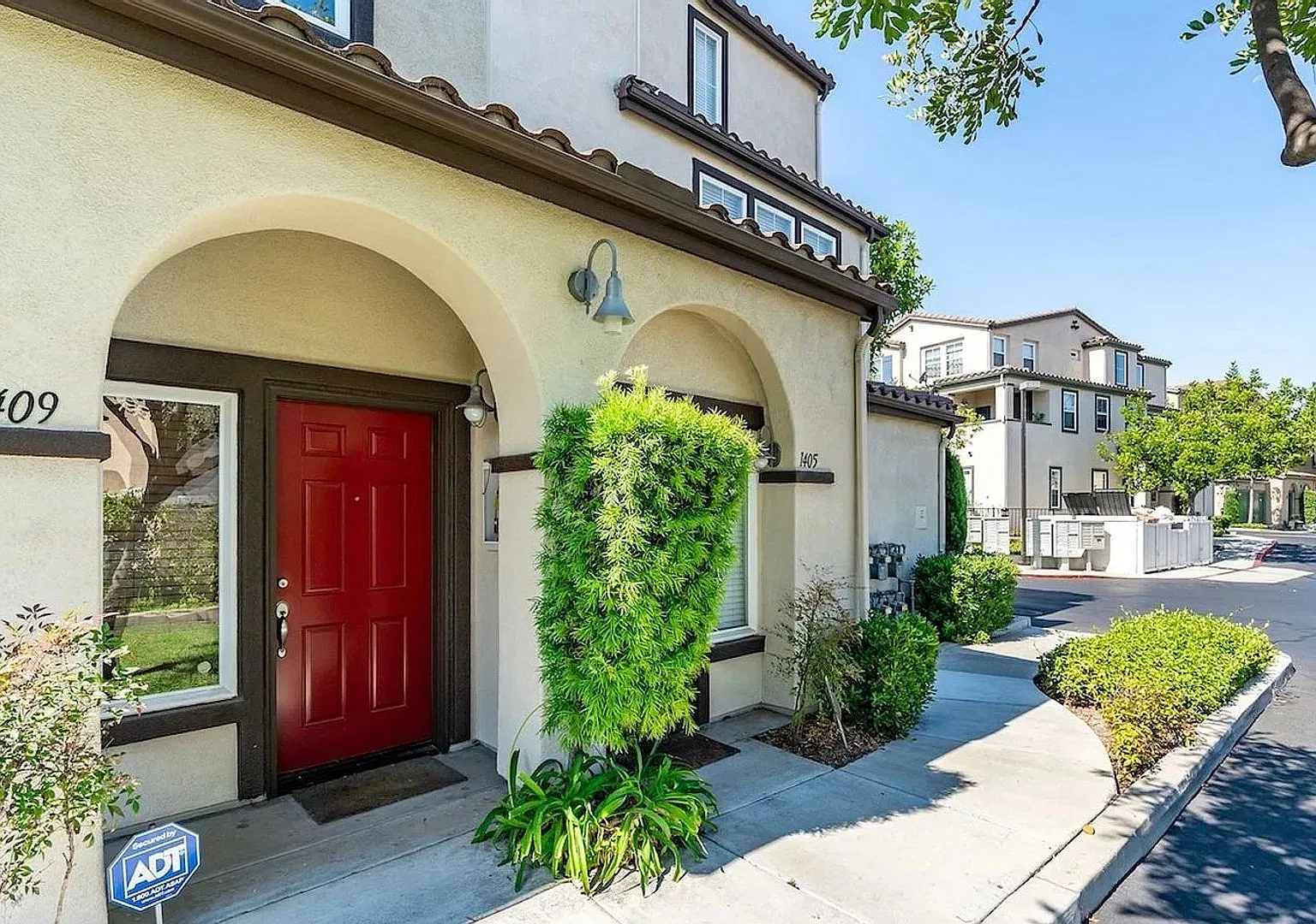 Amazing Townhouse For Rent — Photo 2
