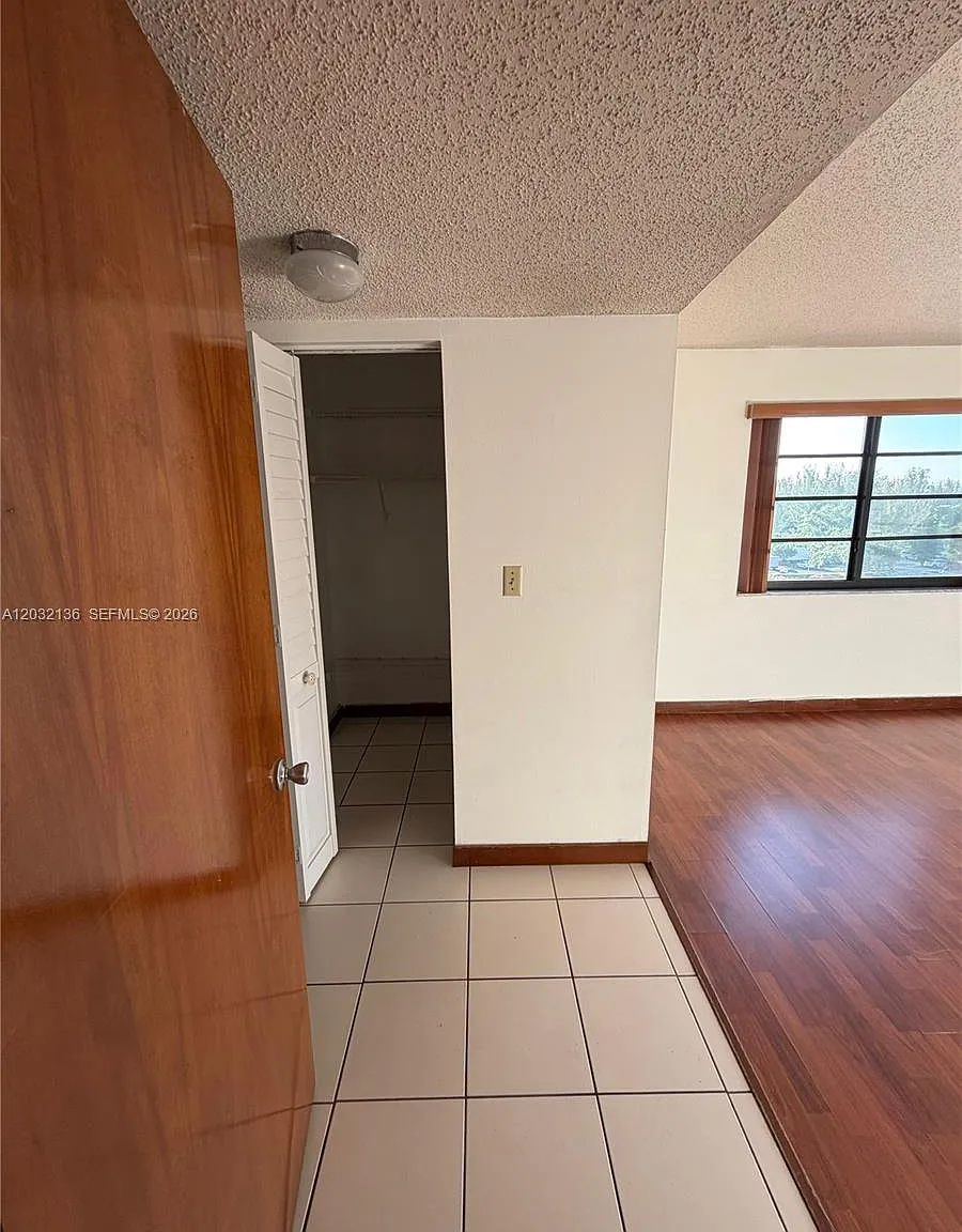 Expo I Condo — Photo 2