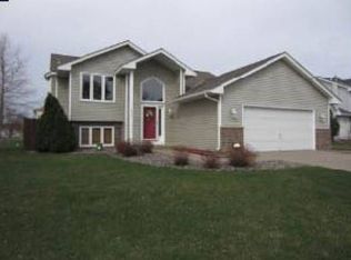 10926 Brittany Dr, Champlin, MN 55316