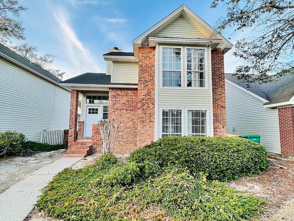 1st image of 215 Parkwood Cir