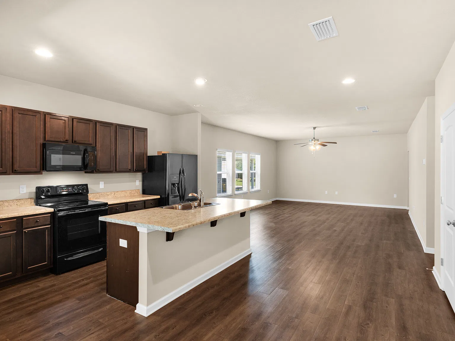 3 bed, 1796 sqft, $2,450 — Photo 3