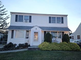 76 Moeller St, Hicksville, NY 11801