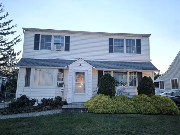 76 Moeller St, Hicksville, NY 11801