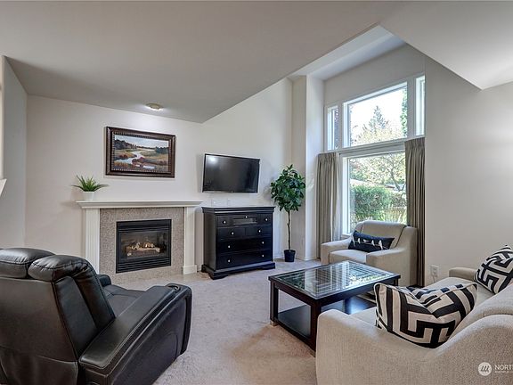 Livingroom with high ceilings and nice and bright>
