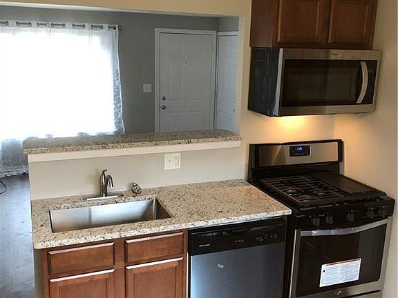 2nd image of 2189 Hemlock Dr