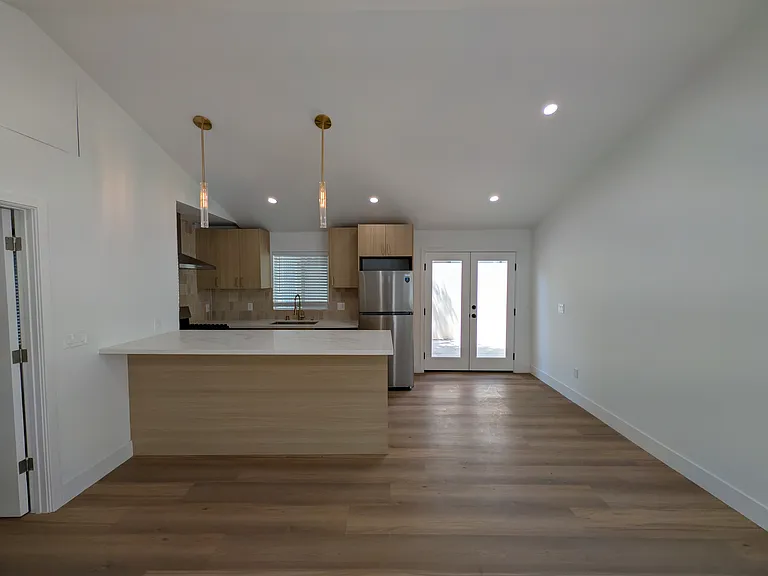 419 W Riverside Dr #C — Photo 3