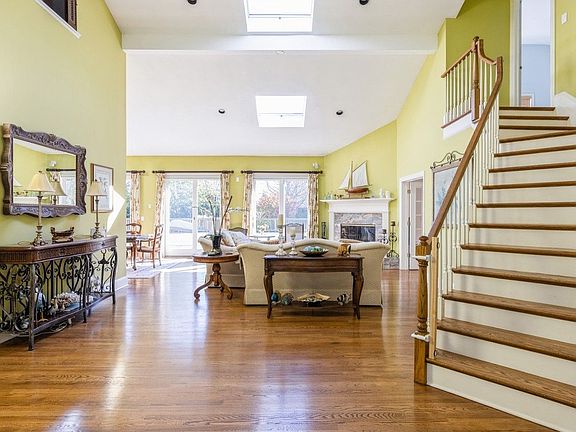 3rd image of 2 Pheasant Cove Ct