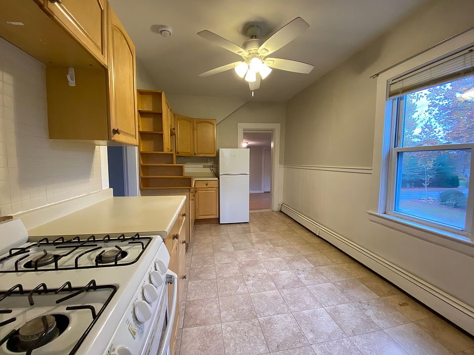 Eat-In kitchen with gas stove and refrigerator.
