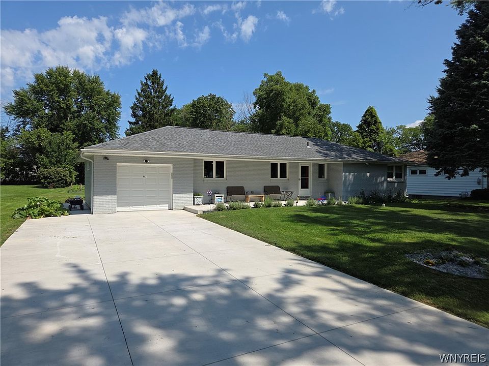 1st image of 987 Elliott Dr