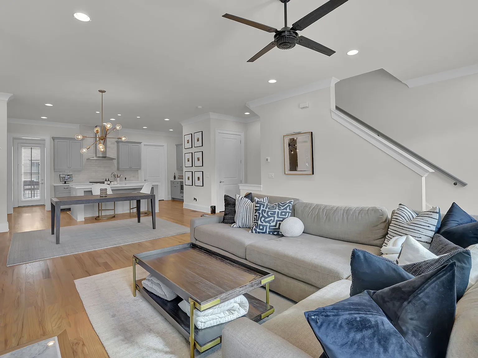 3 bed, 3.5 bath, 3362 sqft, $4,900 — Photo 4