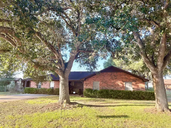 1006 Lee Rd, Columbus, TX 78934